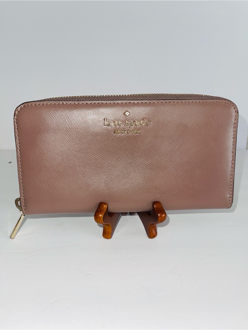 kate spade Mauve Zip-Around Saffiano Leather Wallet with Gold Logo Dusty Pink‎